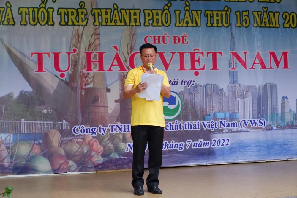 Ông Võ Thành Chất, Phó Chủ nhiệm Ủy ban về người Việt Nam ở nước ngoài, Trưởng BTC trại hè 2022 phát biểu khai mạc hội trại. Ảnh: NGỌC TRĂM