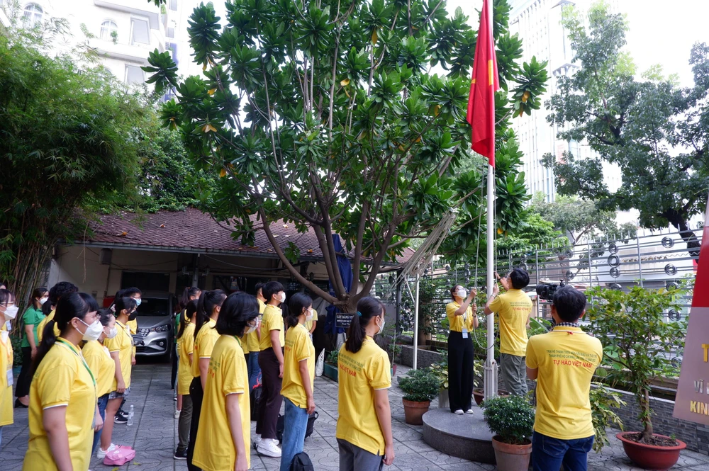 Các lãnh đạo, khách mời và toàn thể trại sinh cùng thực hiện nghi thức chào cờ. Ảnh: NGỌC TRĂM