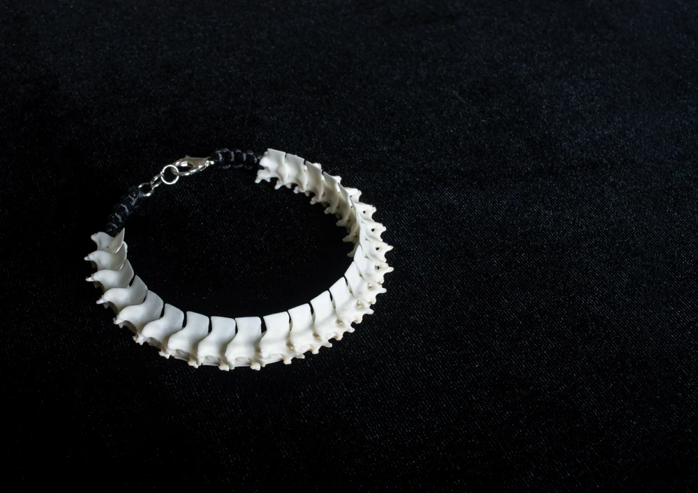 Những vòng tay kết từ đốt xương. Ảnh: NVCC