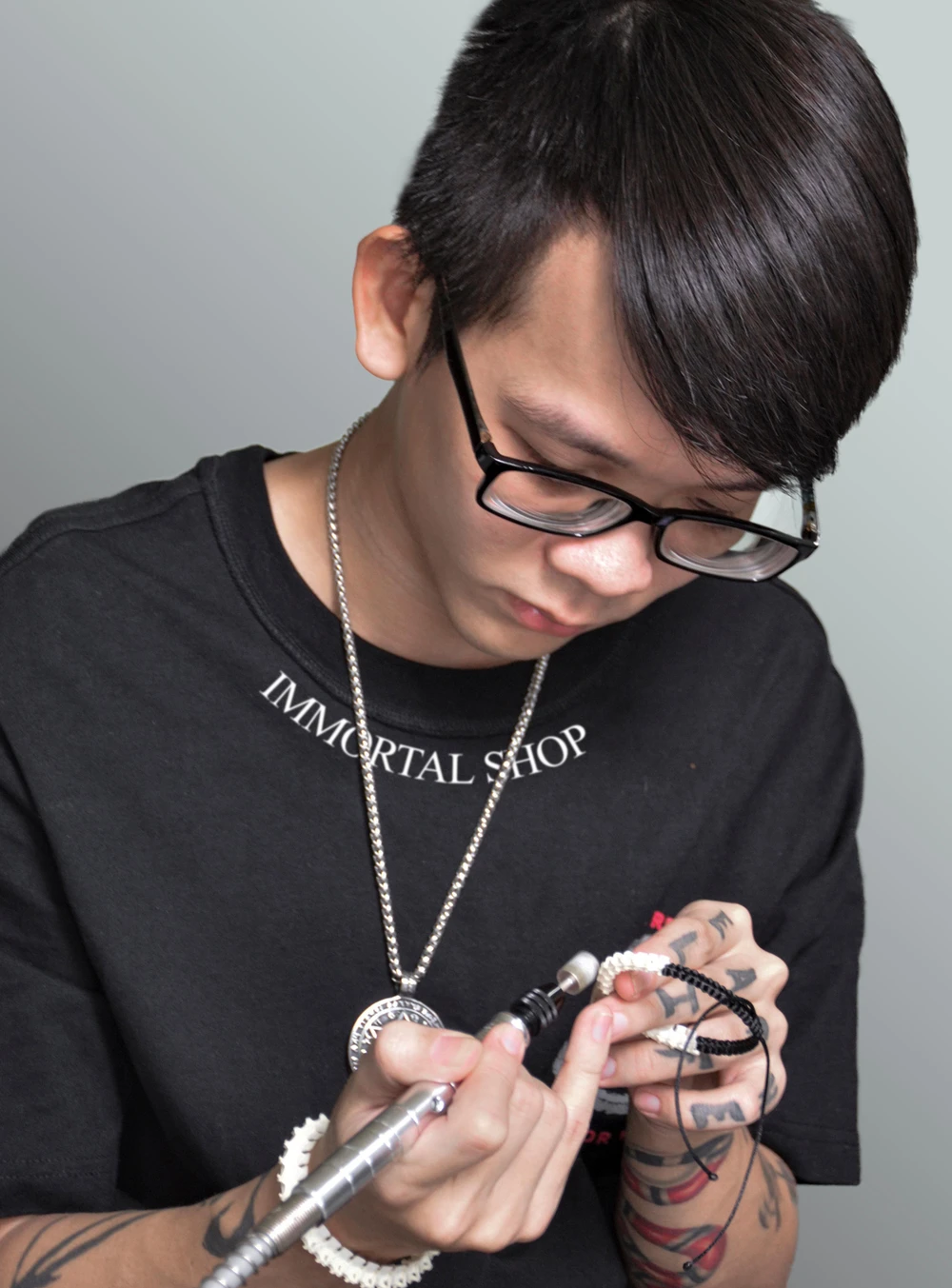 Trịnh Quang Nhã là chàng trai trẻ tuổi đem lòng say mê với các loại trang sức từ xương động vật. Ảnh: NVCC