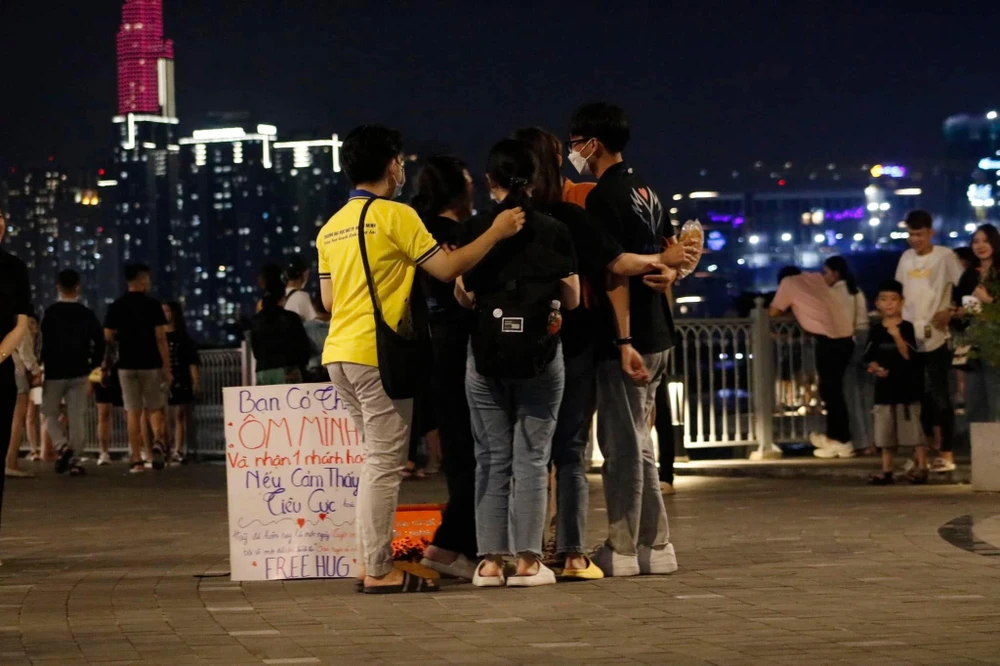 Nhiều người chạy đến ôm chầm lấy Thiên Ân, thể hiện sự chia sẻ và trân trọng với việc làm tích cực của chàng trai trẻ trong xã hội. Ảnh: TÚ NGÂN Nhiều người chạy đến ôm chầm lấy Thiên Ân, thể hiện sự chia sẻ và trân trọng với việc làm tích cực của chàng trai trẻ trong xã hội. Ảnh: TÚ NGÂN