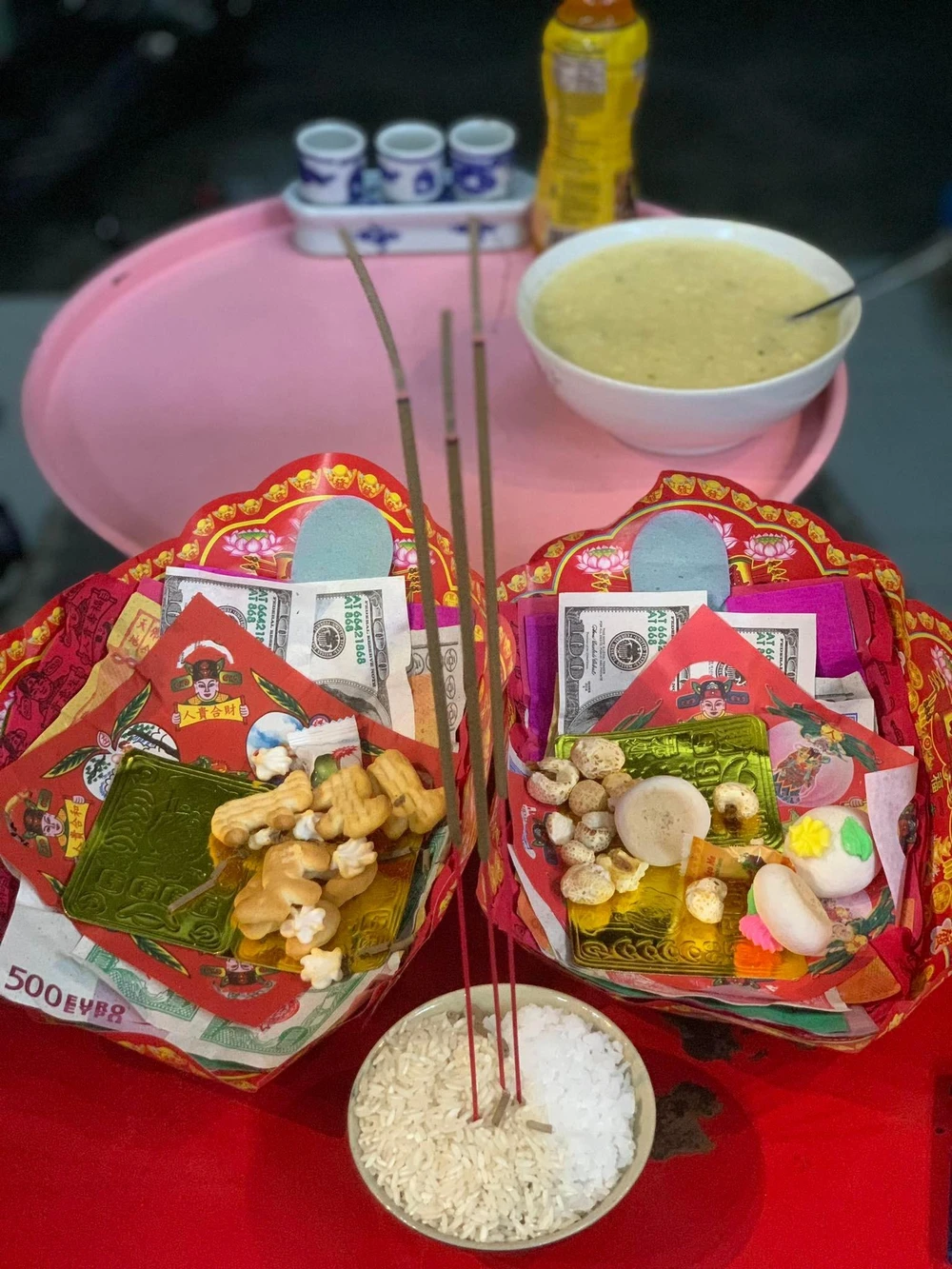 Anh Nguyễn Thành Tín chưng hửng chụp lại mâm cúng gửi cho cho bạn bè xem sau khi bị giật mất chú gà và chai rượu. Ảnh: NVCC Anh Nguyễn Thành Tín chưng hửng chụp lại mâm cúng gửi cho cho bạn bè xem sau khi bị giật mất chú gà và chai rượu. Ảnh: NVCC