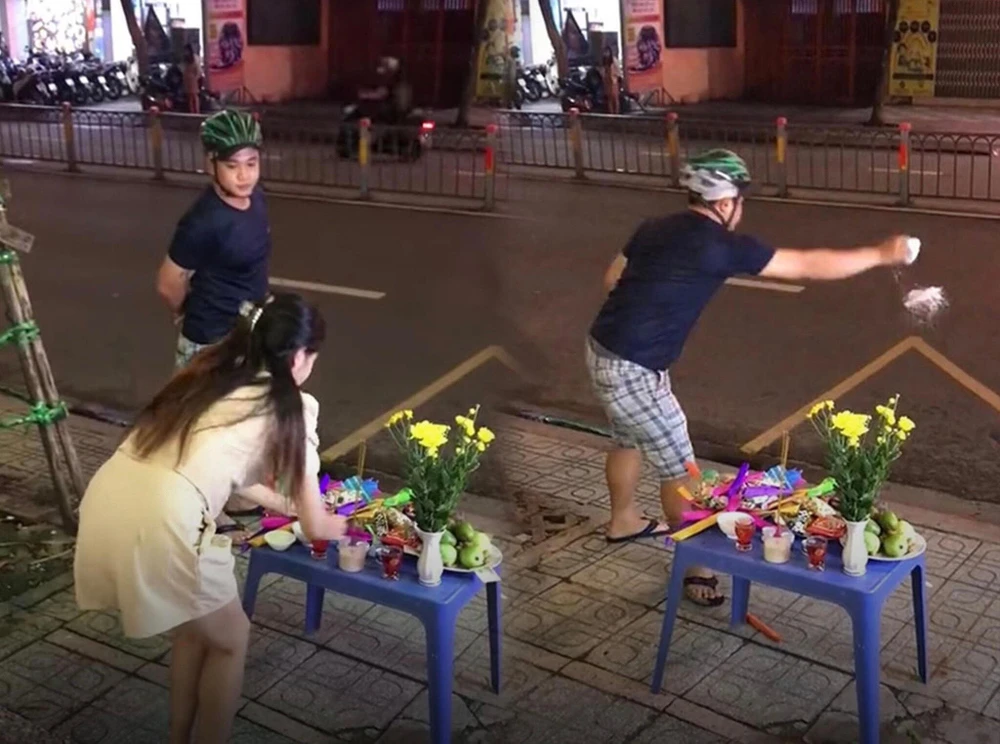 Thanh niên văn minh giật cô hồn không quên rải muối và gạo giúp gia chủ. Ảnh cắt từ clip Thanh niên văn minh giật cô hồn không quên rải muối và gạo giúp gia chủ. Ảnh cắt từ clip