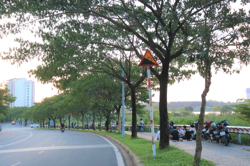 Trên vỉa hè tập trung đông đúc người vui chơi, ăn uống. Ảnh: VÕ THƠ