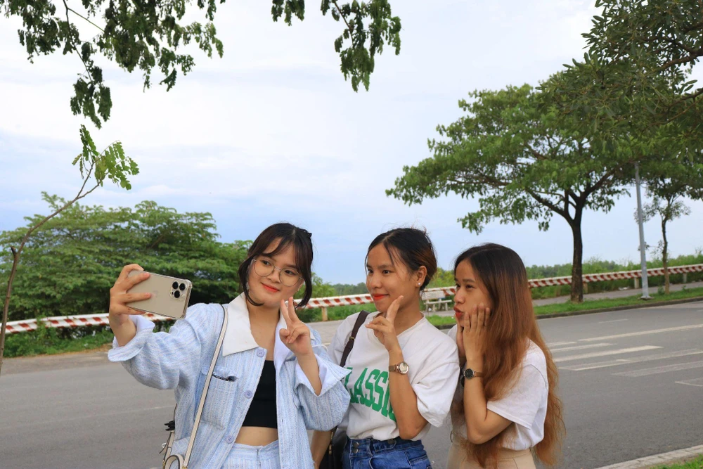 Các bạn trẻ thích thú check-in ở con đường “thơ mộng”. Ảnh VÕ THƠ