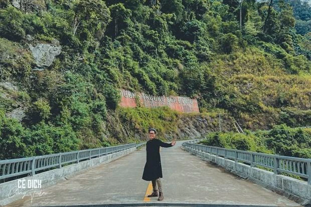 Nguyễn Tuấn Khanh tại đường Trường Sơn Đông. Ảnh: NVCC Nguyễn Tuấn Khanh tại đường Trường Sơn Đông. Ảnh: NVCC