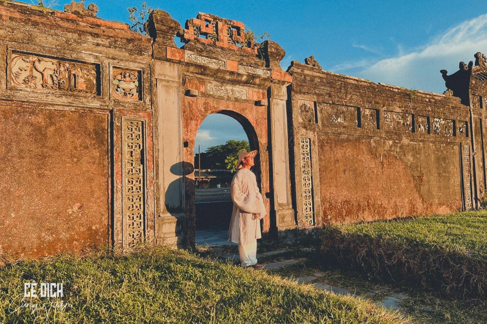 Chiếc áo tấc được Nguyễn Tuấn Khanh diện khi đặt chân đến Kinh thành Huế. Ảnh: NVCC Chiếc áo tấc được Nguyễn Tuấn Khanh diện khi đặt chân đến Kinh thành Huế. Ảnh: NVCC