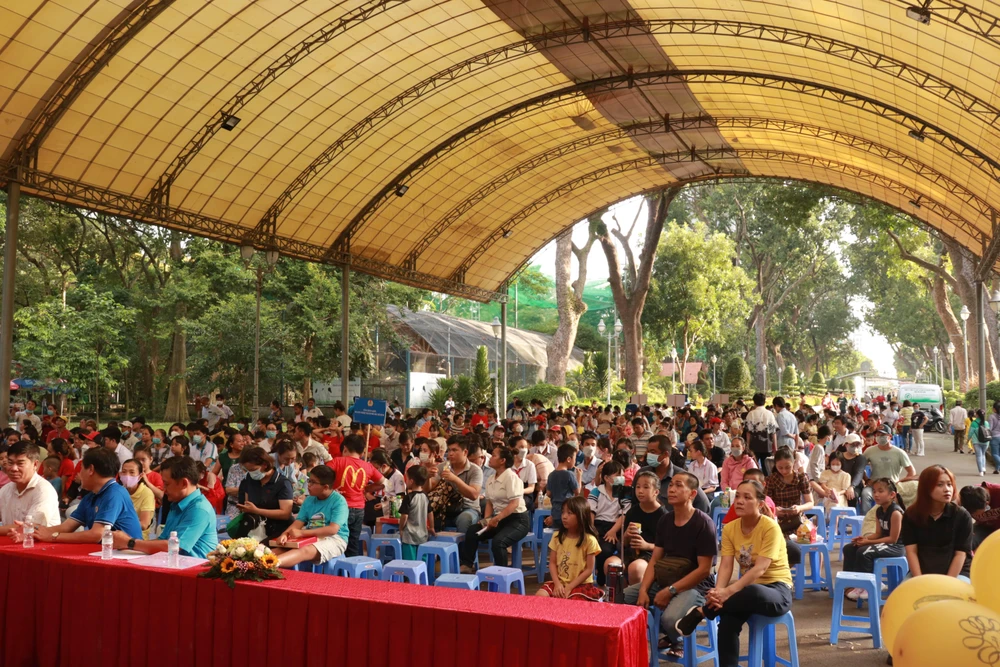 Hơn 400 thiếu nhi và phụ huynh có mặt tại Thảo Cầm Viên vui Tết trung thu. Ảnh: VÕ THƠ