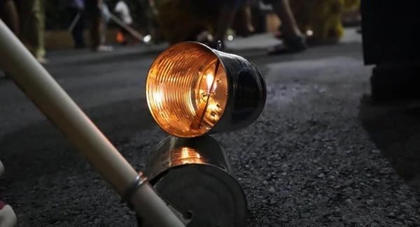 Lồng đèn được làm từ lon sữa khiến bọn trẻ mê tít...