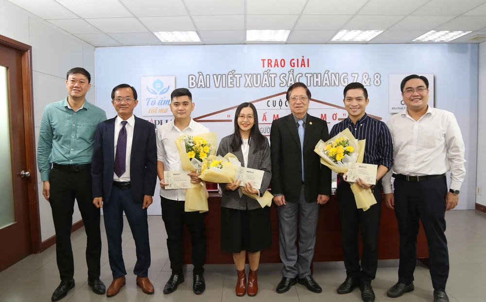 Các vị khách mời và đại diện ban giám khảo trao giải cho 3 tác giả có bài viết xuất sắc trong tháng 7 và tháng 8. Ảnh: HOÀNG GIANG