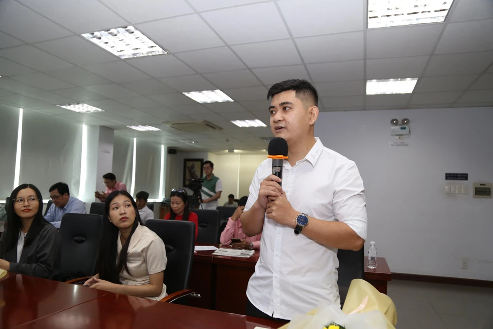 Anh Huỳnh Đỗ Mừng chia sẻ cảm nghĩ tại buổi lễ trao giải. Ảnh: HOÀNG GIANG