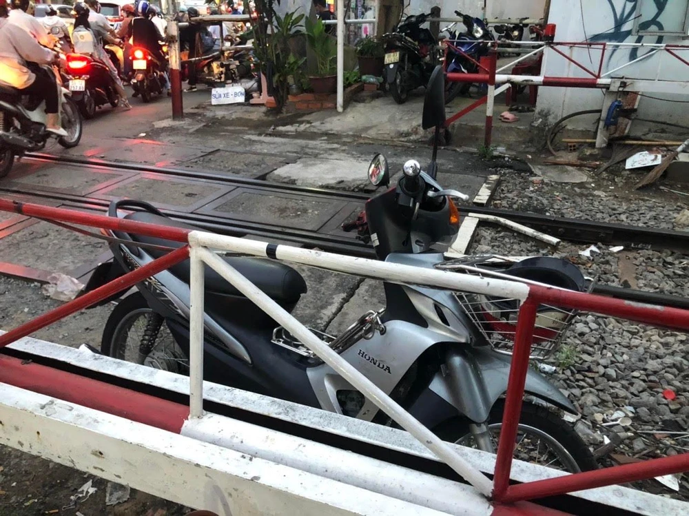 Một chiếc xe máy ngang nhiên đỗ phía bên trong phần đường sắt. Ảnh: DƯƠNG HOÀNG