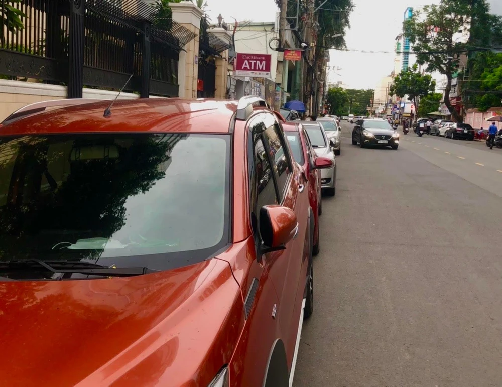 Các chủ xe dù đậu xe ở lề đường hay các bãi giữ xe vẫn đều có nguy cơ bị mất trộm các phụ tùng trên xe. Ảnh: DƯƠNG HOÀNG