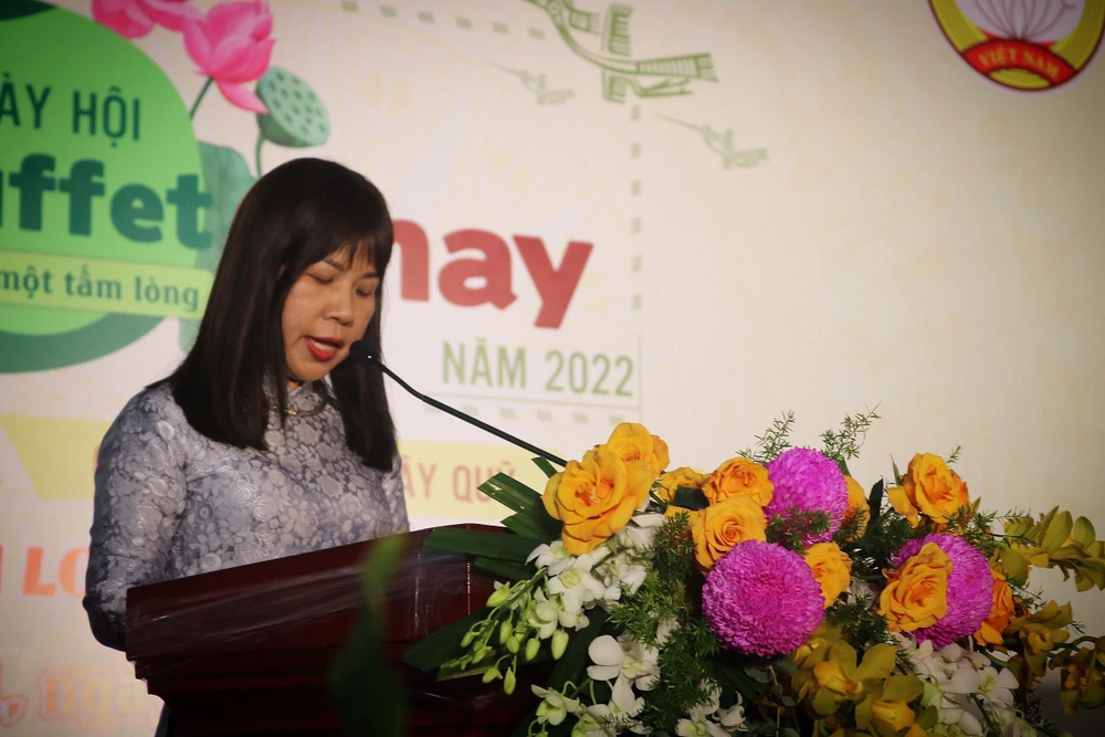 Bà Dương Thị Hồng Gấm, Ủy viên Ban Thường vụ Quận ủy, Chủ tịch Ủy ban MTTQ Việt Nam Quận 1 phát biểu tại ngày hội. Ảnh: T.N