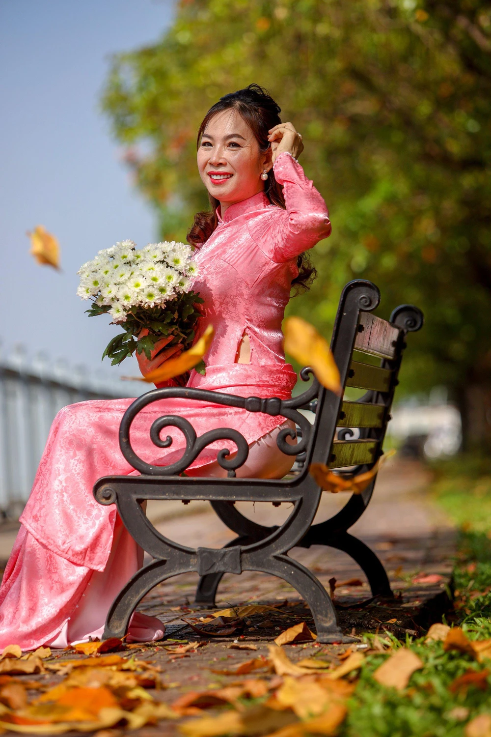 Chị Lê Thị Thảo Anh rạng rỡ trong tà áo dài. Ảnh: NGUYỆT NHI