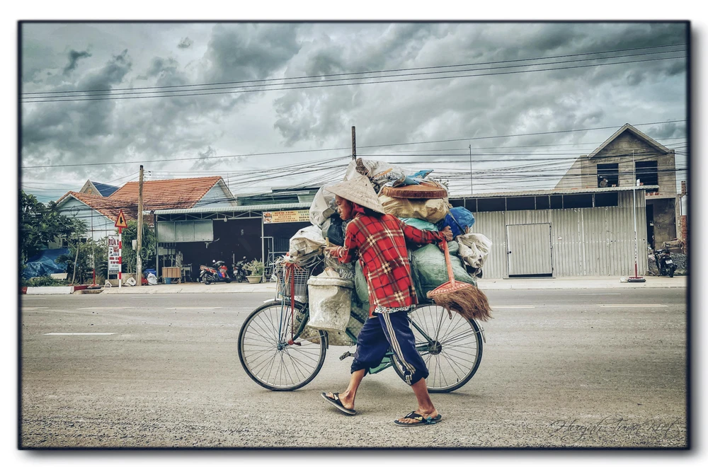 Dáng người phụ nữ mua ve chai gầy gò, khắc khổ để lại trong trong chàng bác sĩ miền Tây nhiều sự xúc động. Ảnh: NVCC