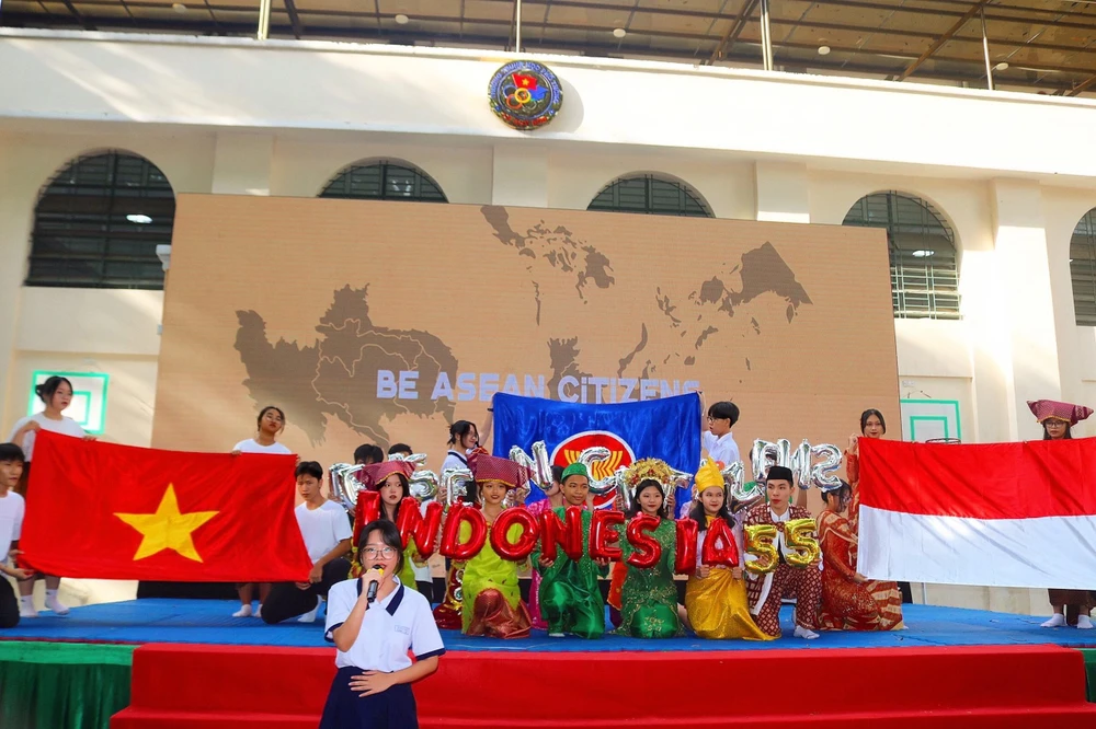 Văn hóa của đất nước Indonesia được thể hiện qua tiết mục múa của Trường THPT Marie Curie.