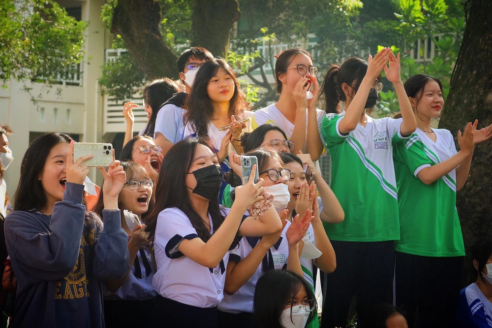 Các em học sinh tỏ ra thích thú reo hò với các tiết mục đặc sắc.