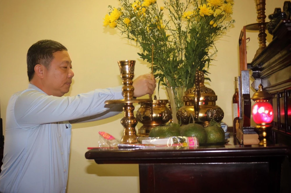 Ông Dương Anh Đức thắp nhang tưởng nhớ Cố nhà giáo Nhân dân Nguyễn Văn Đến. Ảnh: TÚ NGÂN