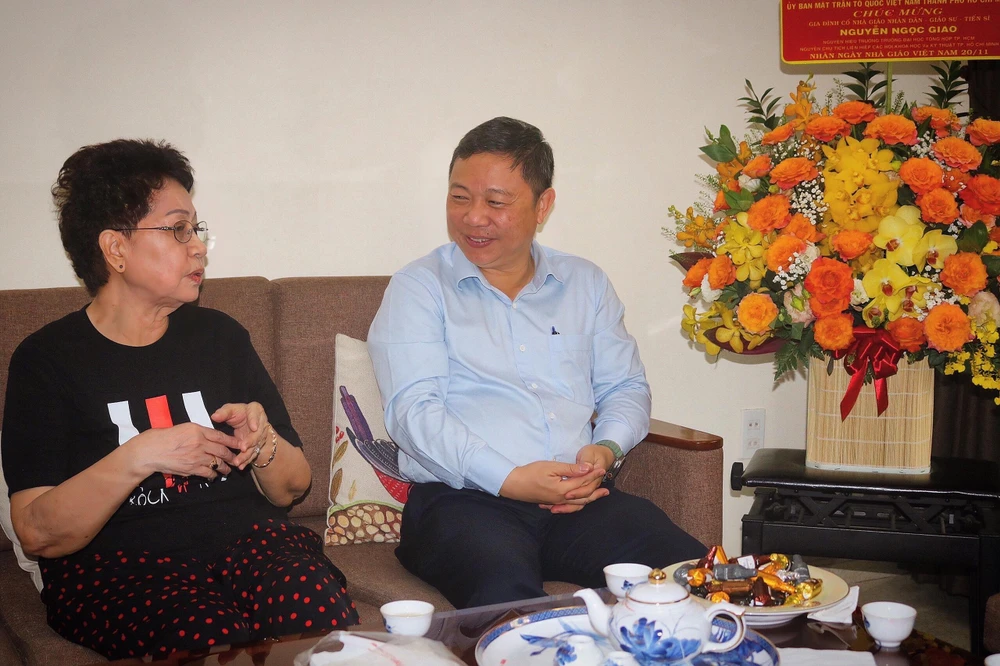 Ông Dương Anh Đức thăm hỏi gia đình cố Nhà giáo nhân dân, GS-TS Nguyễn Ngọc Giao. Ảnh: TÚ NGÂN