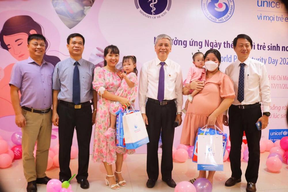 Các y bác sĩ giao lưu với gia đình có trẻ sinh non áp dụng phương pháp Kangaroo.