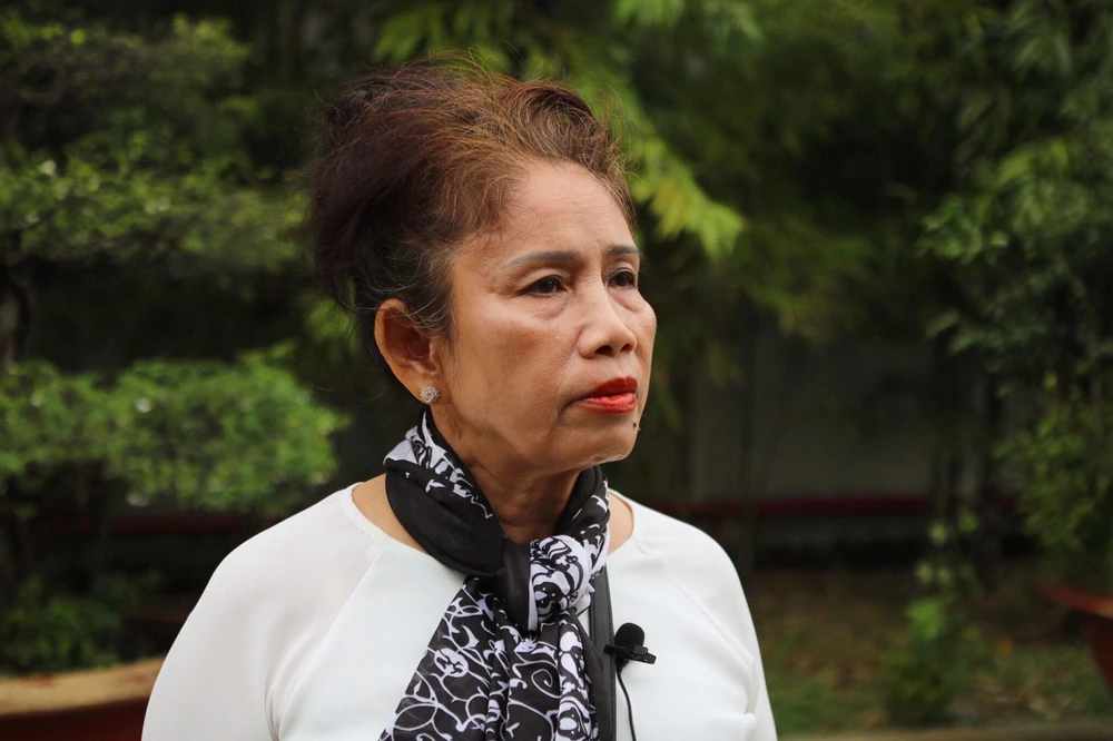 Bà Thân Ngọc Hương rơm rớm nước mắt khi nhắc về người chồng quá cố là bác sĩ Trịnh Hữu Nhân. Ảnh: TÚ NGÂN