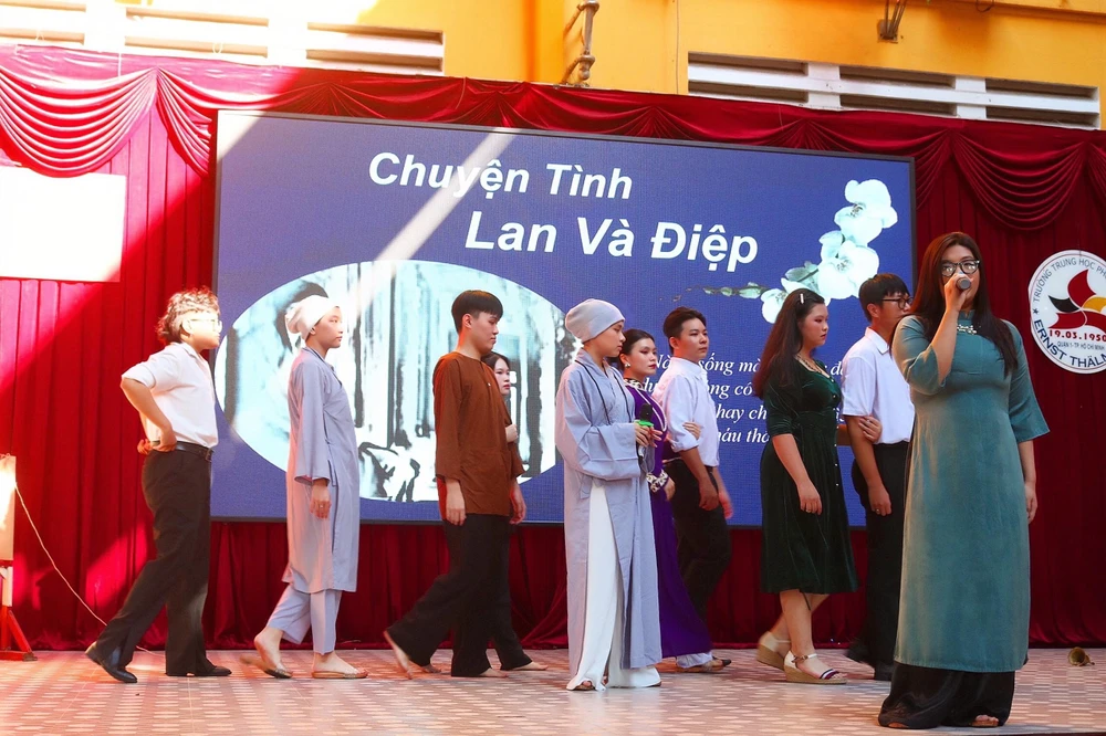 Tiết mục kịch và tân nhạc "Lan và Điệp" của các em HS lớp 12A11. Ảnh: TÚ NGÂN
