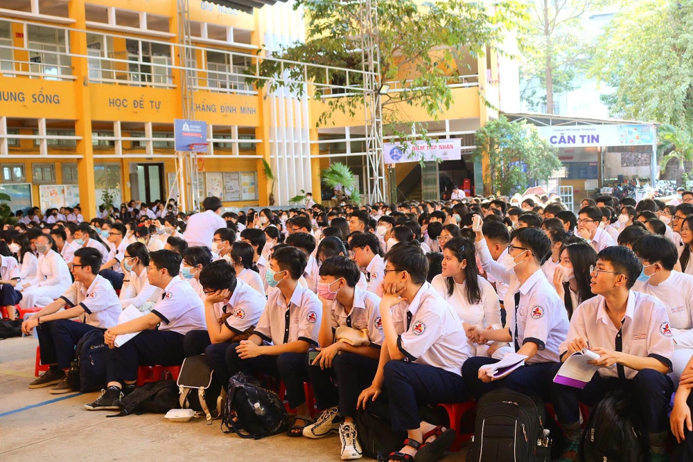 Các em HS Ten Lơ Manchăm chú và cổ vũ nhiệt tình cho các tiết mục trình diễn. Ảnh: TÚ NGÂN