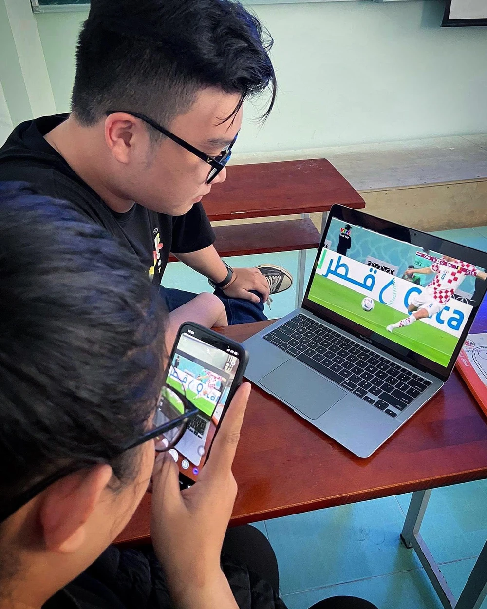 Dân văn phòng xem World Cup