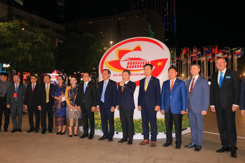 Các đại biểu chụp ảnh lưu niệm tại lễ khai mạc. Ảnh: VÕ THƠ