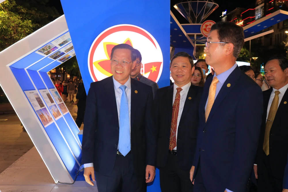 Ông Phan Văn Mãi, Chủ tịch UBND TP.HCM và các đại biểu tham quan không gian triển lãm hoạt động đối ngoại của TP. Ảnh: VÕ THƠ