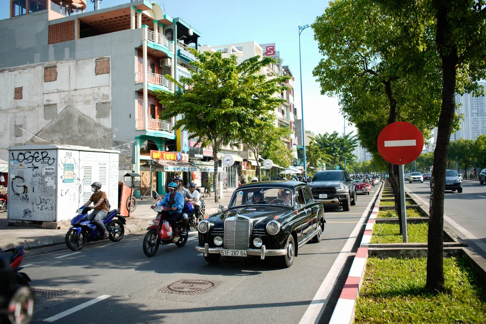 Người dân trầm trồ với chiếc Mercedes Button 1990 đi qua Đại lộ Võ Văn Kiệt.