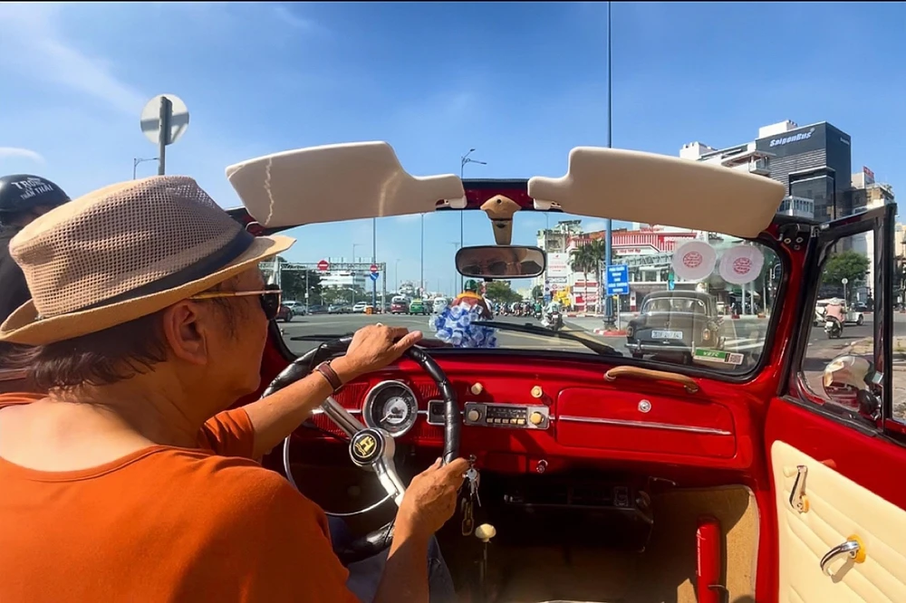 Mãn nhãn với dàn 30 xe cổ diễu hành tại TP.HCM ảnh 7
