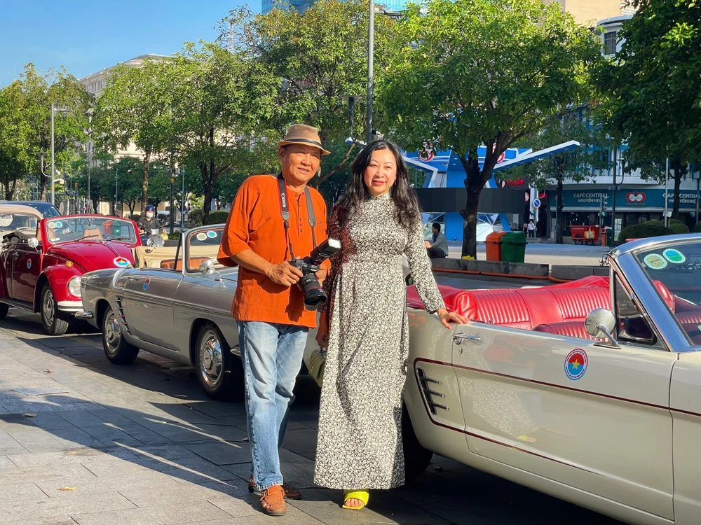 Ông Trần Thanh An, thành viên hội chơi xe Volkswagen Sài Gòn cùng bạn chụp ảnh lưu niệm tại buổi diễu hành.