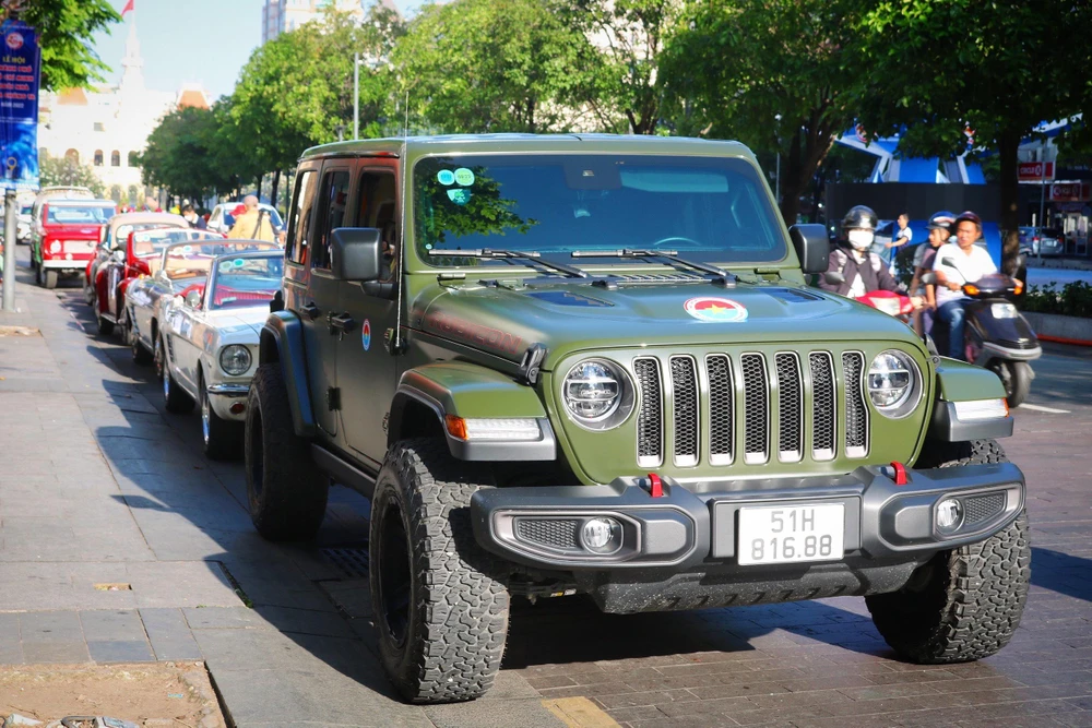 Cuộc diễu hành có sự tham gia của 15 xe ôtô cổ và gần 20 xe máy cổ được sản xuất từ những năm 1930 đến 1970.