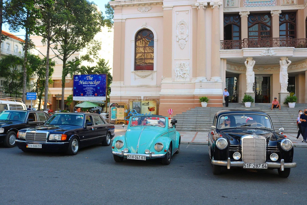 Buổi diễu hành có sự xuất hiện của 30 chiếc xe cổ. Đoàn xe dừng trước Nhà hát TP.HCM để chụp ảnh và cho người dân nhìn ngắm.