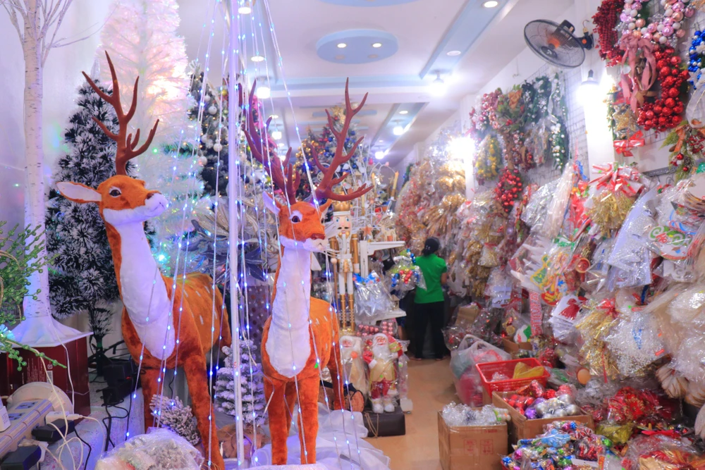 Các cửa hàng trưng bày mẫu mã đa dạng, bắt mắt như cây thông Noel, vòng nguyệt quế, tuần lộc, người tuyết... thu hút khách hàng tìm đến. Ảnh: VÕ THƠ