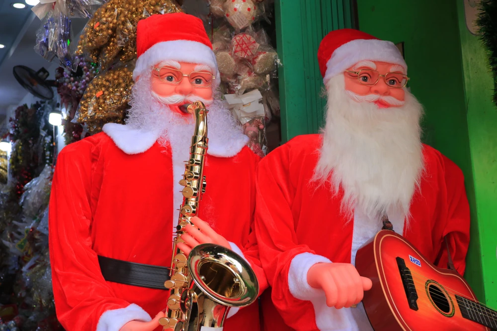 Ông già Noel điện tử có giá từ 5 triệu đến 6,5 triệu đồng cũng được nhiều bạn trẻ lựa chọn. Ảnh: VÕ THƠ