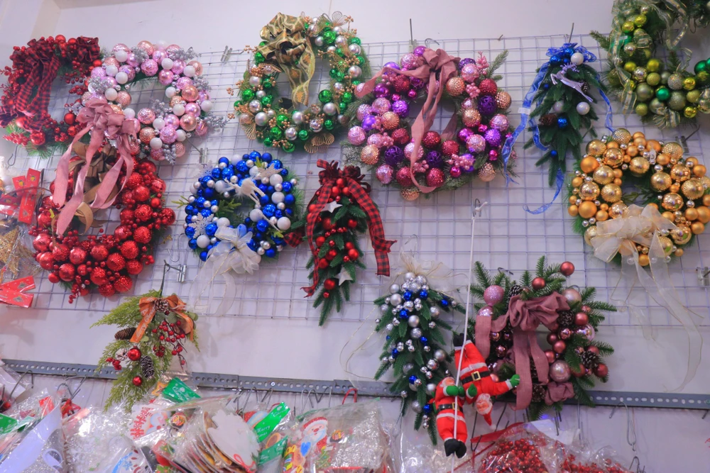 Vòng nguyệt quế có màu sắc sặc sỡ cũng là món phụ kiện dễ trang trí được mua nhiều. Ảnh: VÕ THƠ