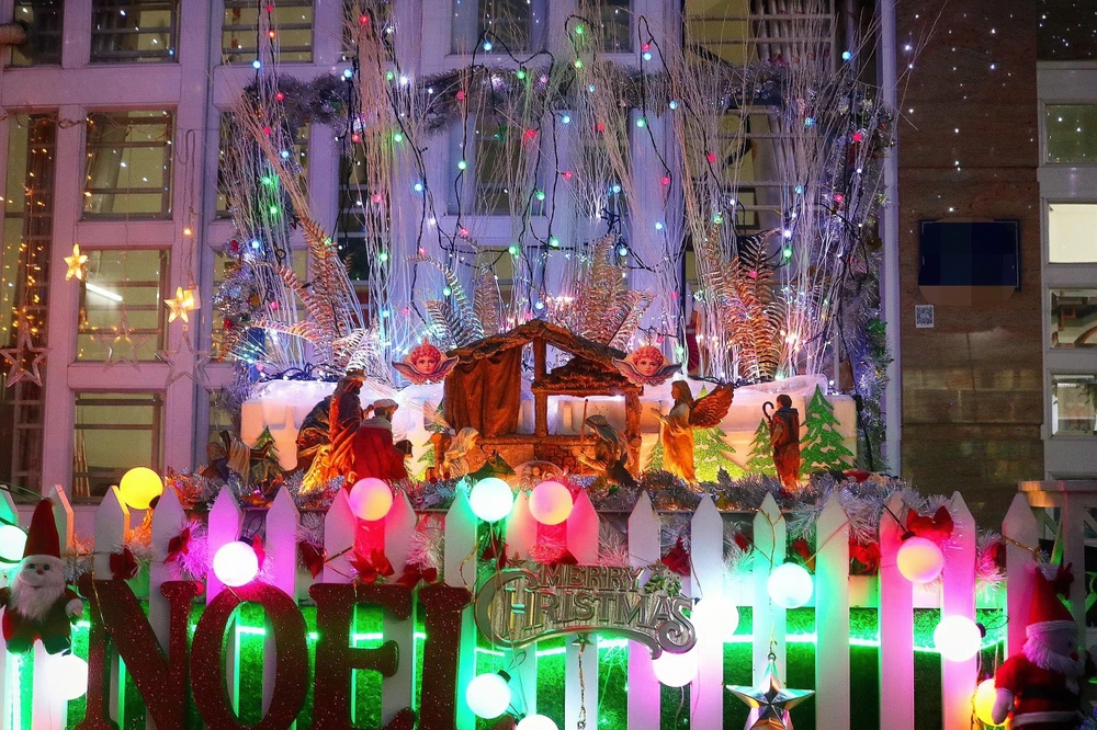 Tại các gia đình giáo dân cũng đã trang hoàng nhà cửa bằng hang đá với tiểu cảnh chúa Giáng sinh, ông già Noel, người tuyết...vô cùng bắt mắt.