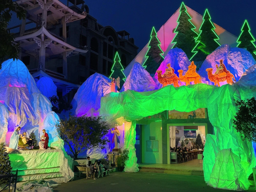 Mỗi mùa Giáng sinh, tuyến đường Phạm Thế Hiển có trên 40 hang đá lớn nhỏ khiến nhiều người đi đường vô cùng thích thú.