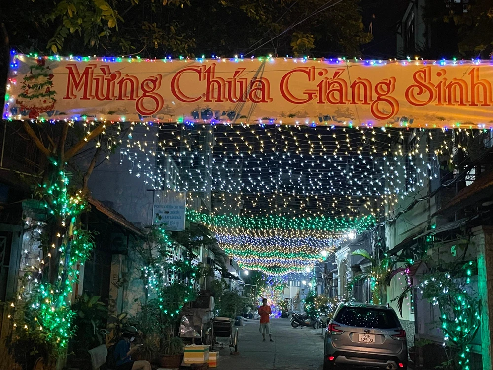 Xóm đạo trên đường Nguyễn Xuân Khoát (quận Tân Phú) được giăng mắc những bộ đèn nháy, cây thông Noel quấn đèn led lấp lánh.
