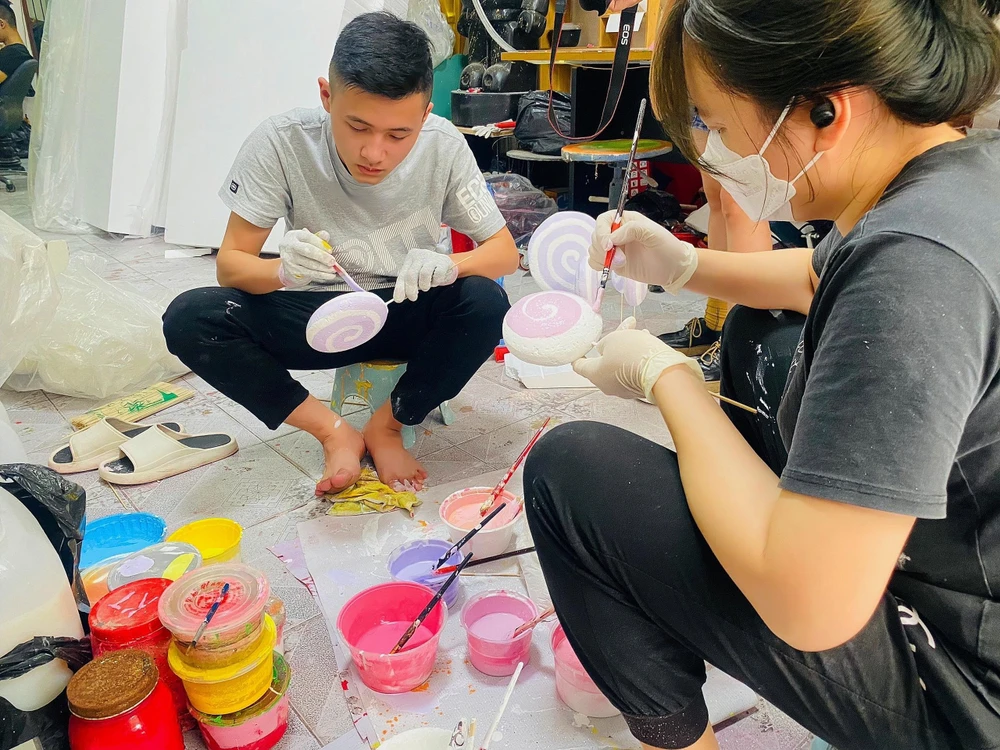 Để cho ra được những sản phẩm như ý muốn người thợ phải thật tỉ mỉ và tập trung cao. Ảnh: T.N