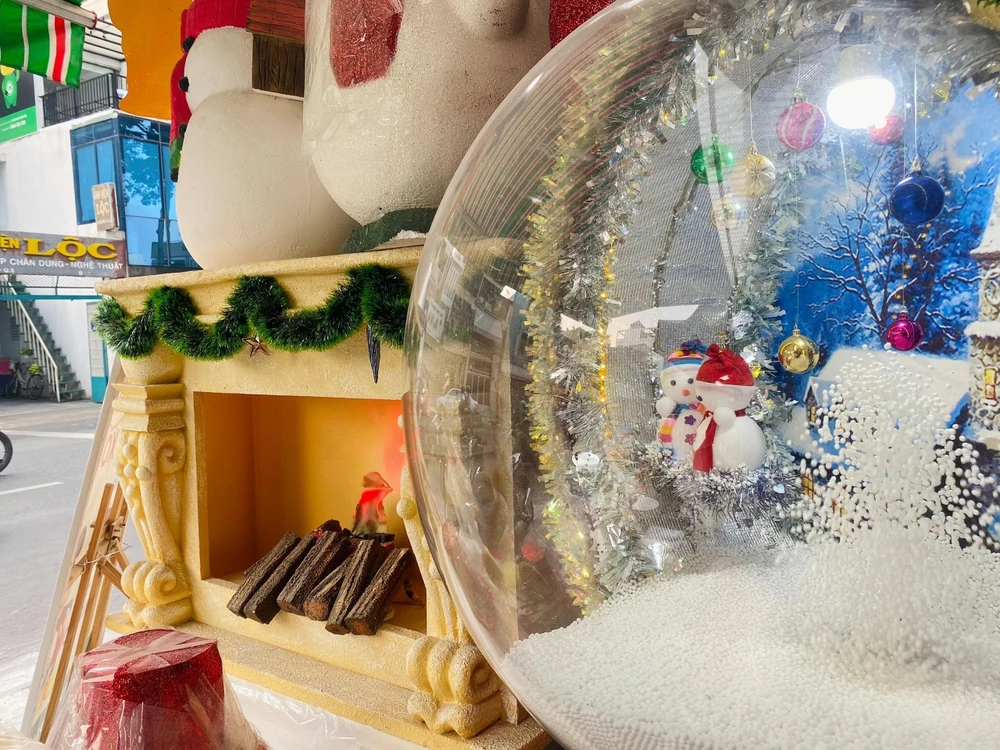 Mô hình lò sưởi, quả cầu người tuyết được tạo hình kỳ công có nhạc và hiệu ứng tuyết rơi được nhiều khách hàng lựa chọn. Ảnh: T.N