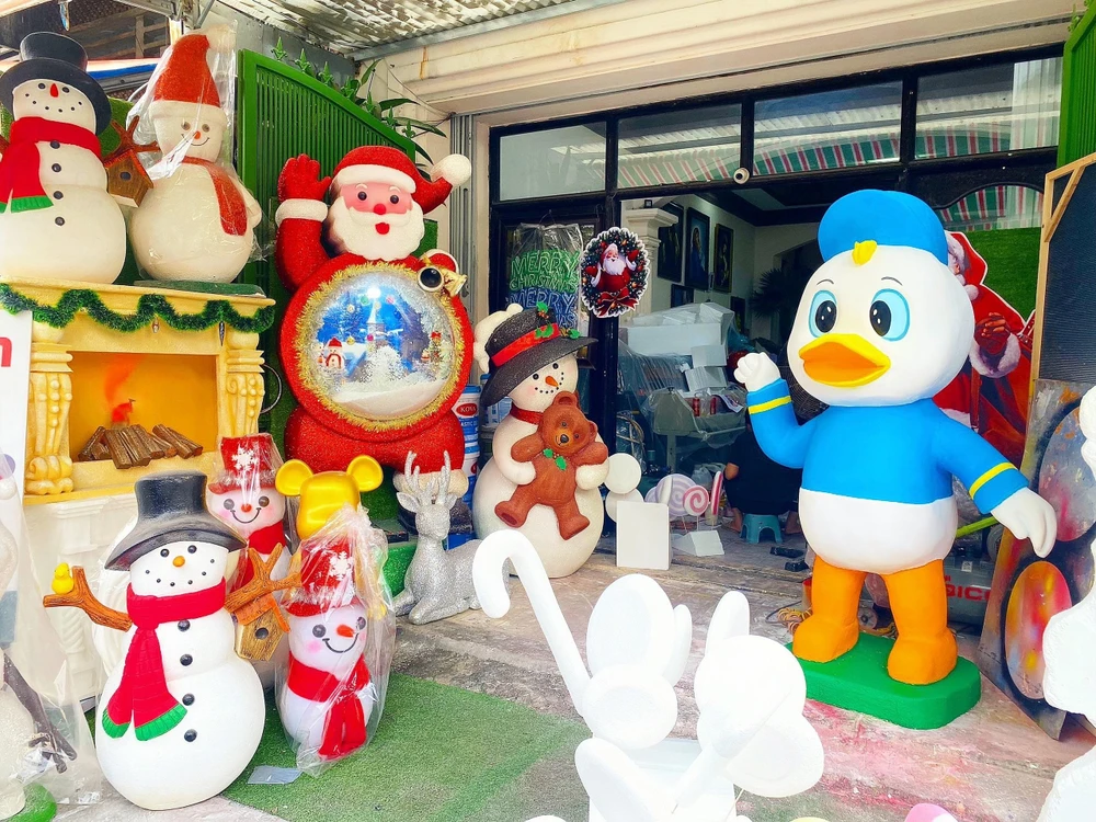 Tại một số cửa hàng ở quận 1 và quận 5, các mô hình xốp trang trí Giáng sinh được trang trí bắt mắt. Ảnh: T.N