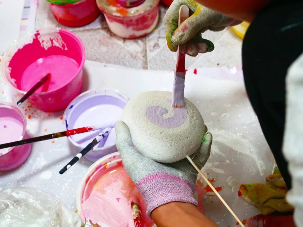 Loại sơn được sử dụng để sơn các sản phẩm là Acrylic có khả năng bám dính lâu, khô nhanh, chống nước. Ảnh: T.N