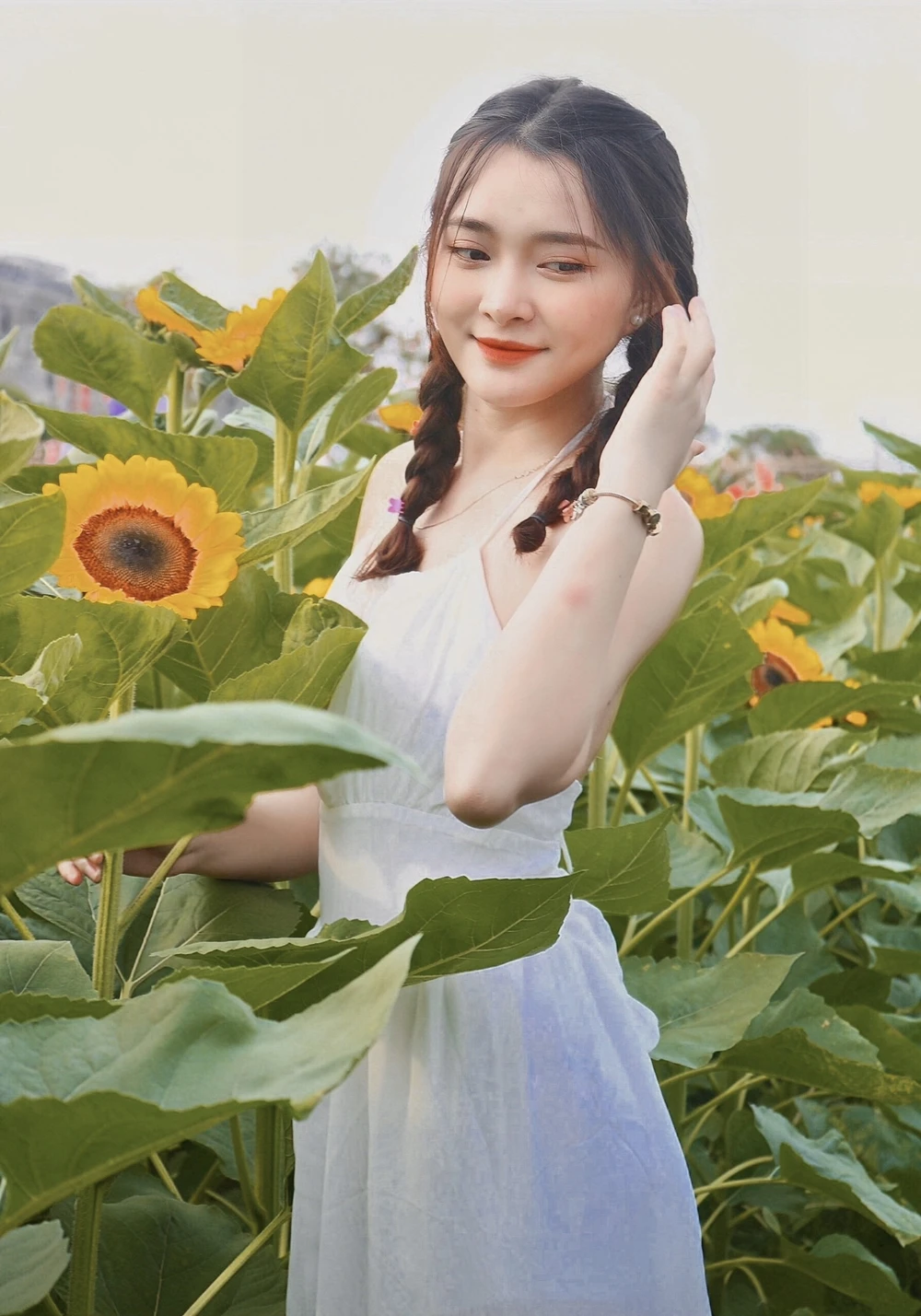 Nhiều bạn trẻ tìm đến cánh đồng hoa để chụp cho mình những bức ảnh đẹp.