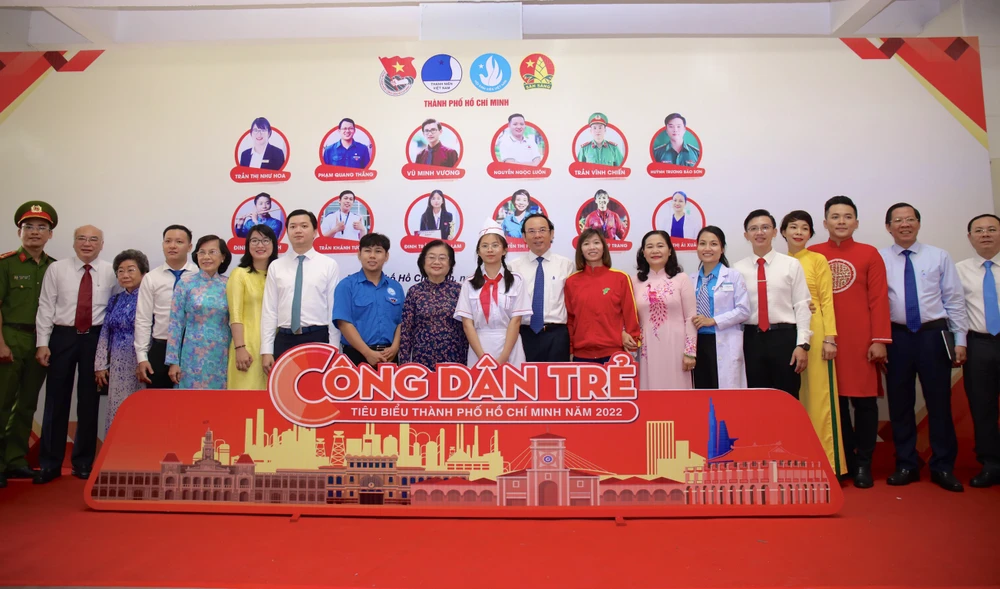 Những công dân trẻ TP.HCM năm 2022 chụp ảnh cùng lãnh đạo TP. Ảnh: NGUYỆT NHI