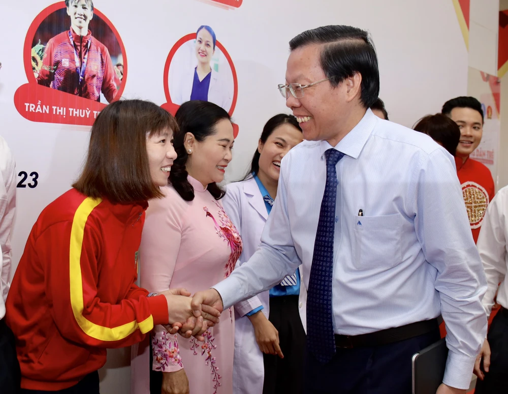 Ông Phan Văn Mãi, Chủ tịch UBND TP.HCM chúc mừng các cá nhân tiêu biểu. Ảnh: NGUYỆT NHI