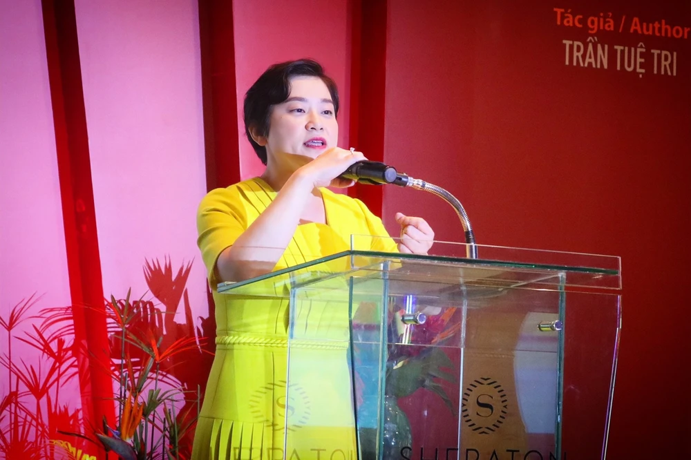 Bà Trần Tuệ Tri, tác giả quyển sách “Thương hiệu Việt Nam - thời khắc vàng” chia sẻ tại lễ ra mắt. Ảnh: T.N
